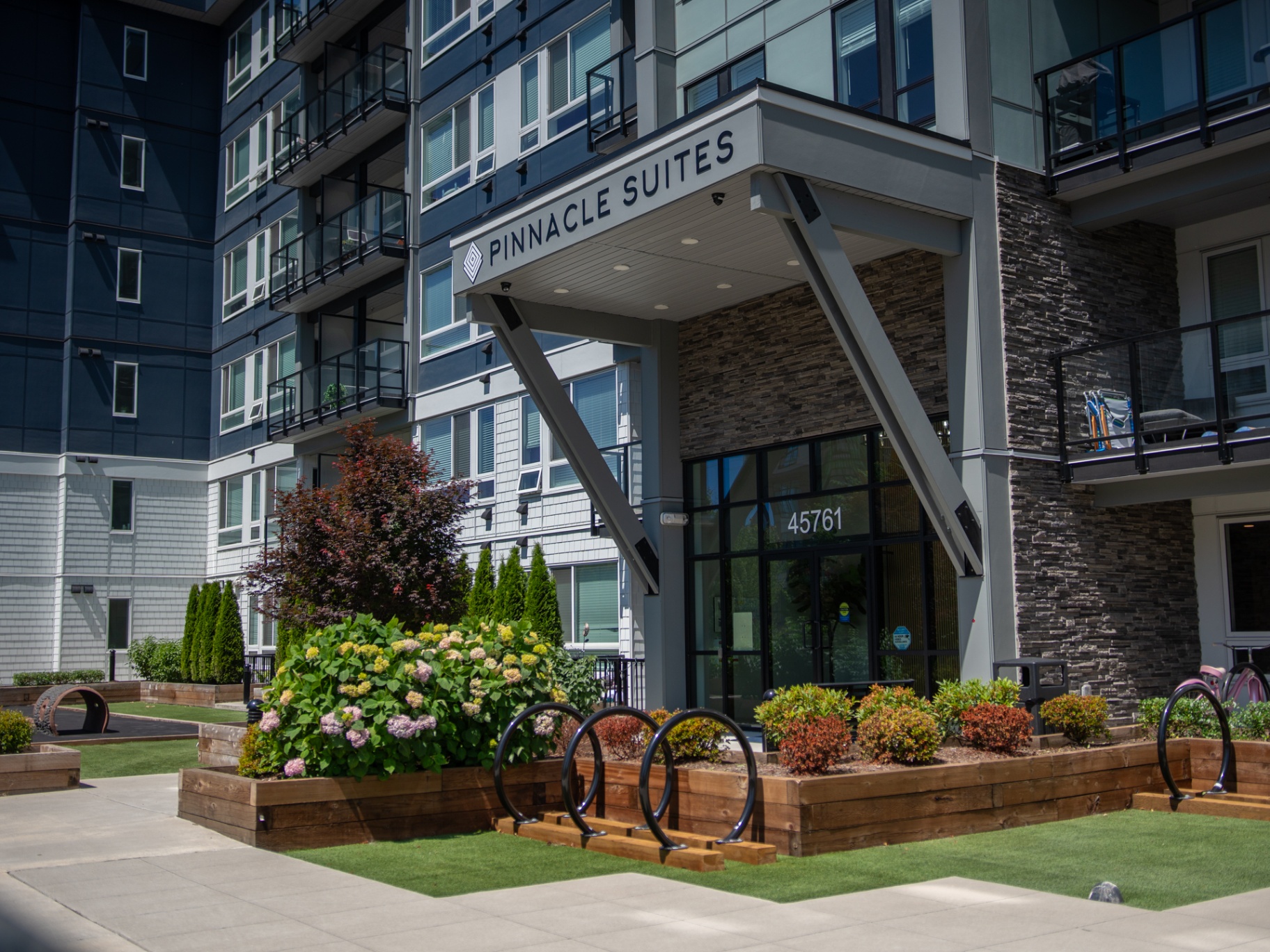 Covered entry and landscaping at Pinnacle Suites